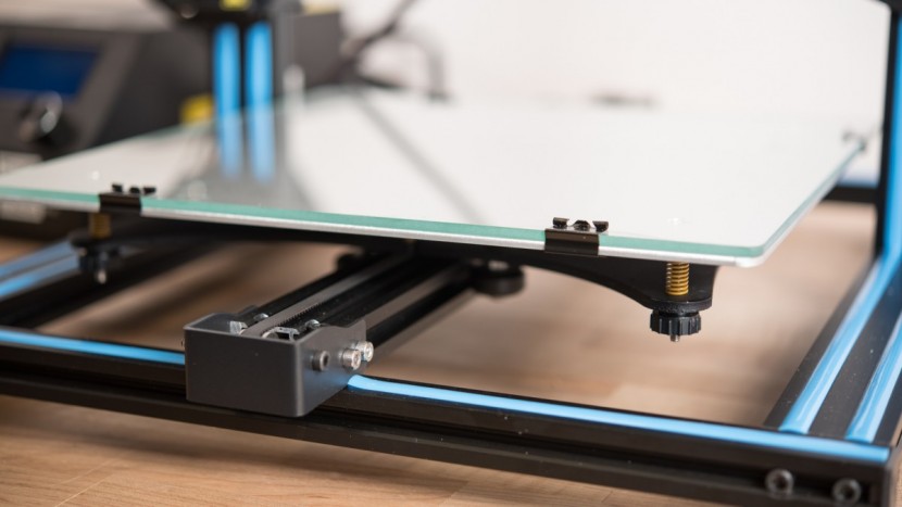 creality 3d cr-10s - there are 4 knobs used to level the bed.