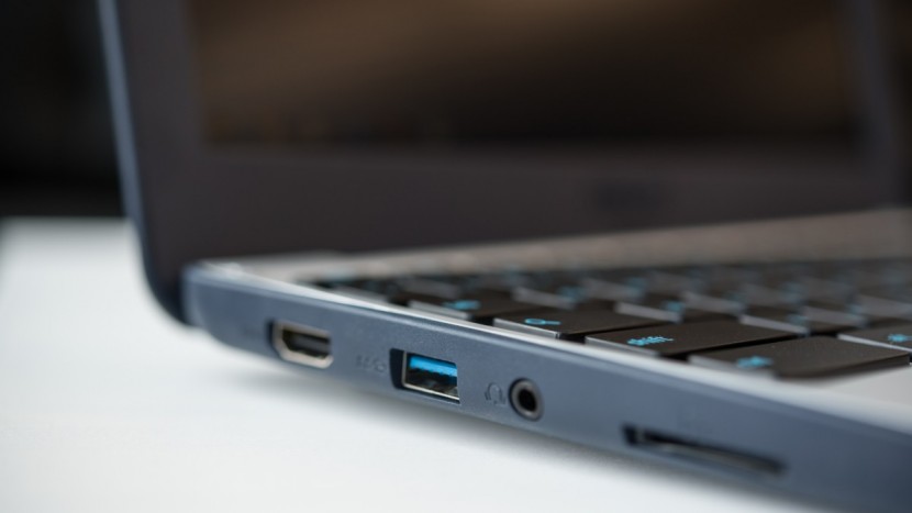 asus c202sa - the c202sa&#039;s ports: 3-in-1 card reader, 2 usb3.0, headphone jack...