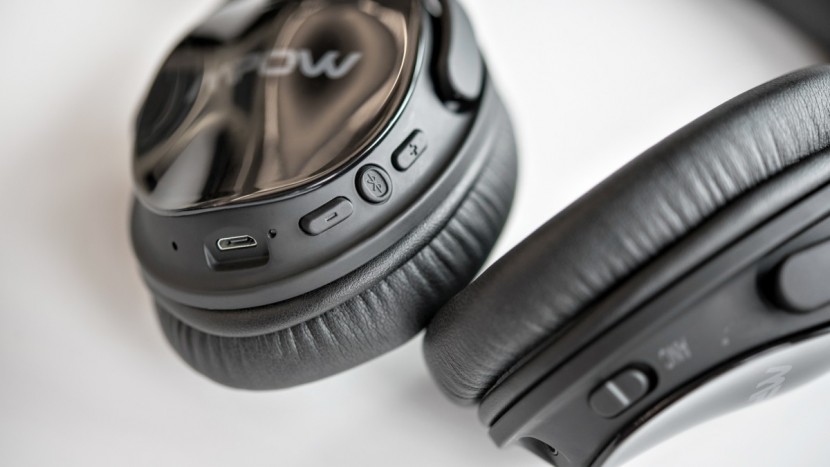 mpow h5 - the controls are simple and easy to use.