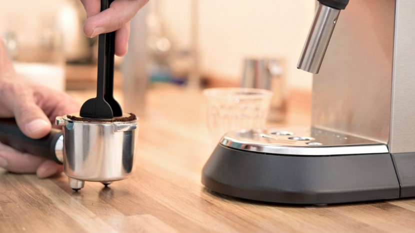 de&#039;longhi ec685m - learning to properly tamp and dose espresso shots is going to take...