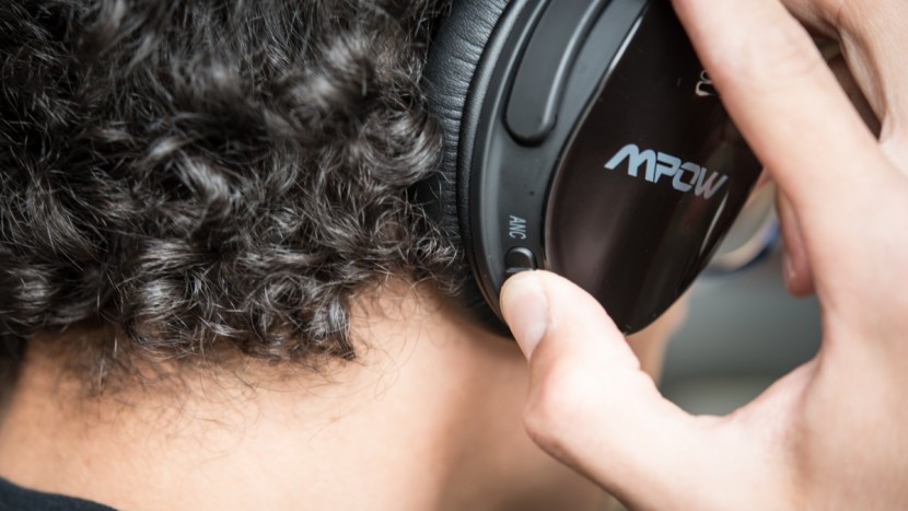 mpow h5 - the h5 has quite thumpy bass and good clarity for a relatively...