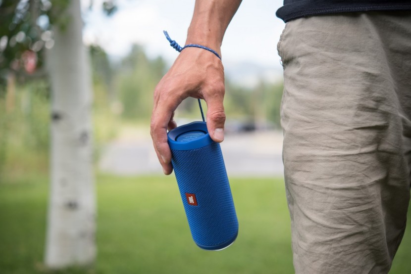 jbl flip 4 - the flip 4&#039;s convenient keeper cord.