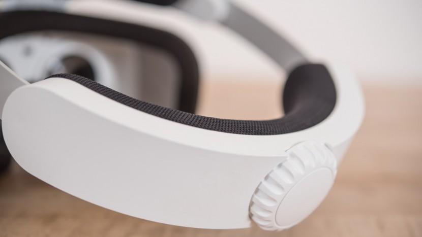 lenovo mirage solo - the strap easily adjusts to fit your head using the dial.