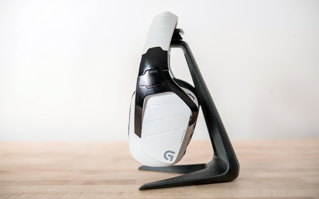 logitech g933 artemis spectrum - the g933 has a hide away mic.