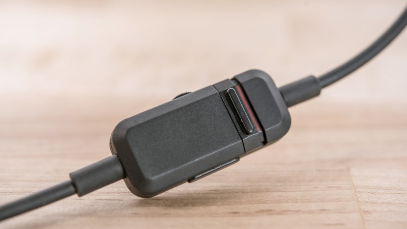 beyerdynamic mmx 300 - the in-line controls of the mmx 300 are simple.