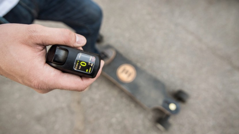 evolve gtx bamboo street - the remote is decently ergonomic and feels nice to hold, once you...