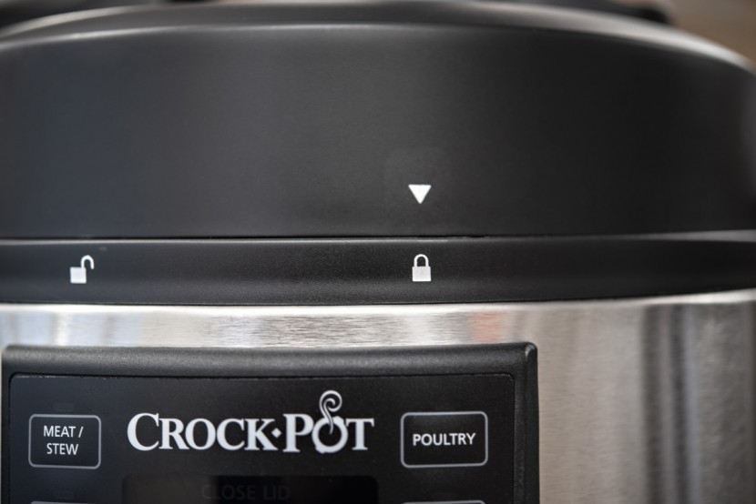 crock-pot 6 qt 8-in-1 - the crock pot's lid is easy to seal and to clean.