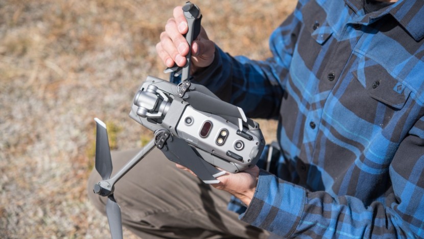 folding up the mavis 2 pro.