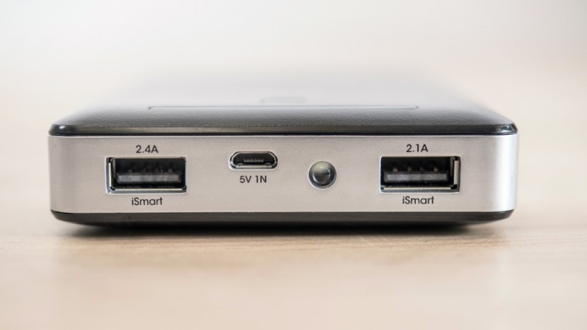 ravpower deluxe 16750 - the two output ports on the deluxe.