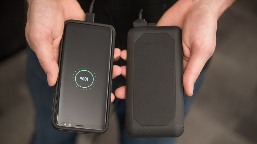 otterbox power pack 10000 - the otterbox can only charge a single device at a time.
