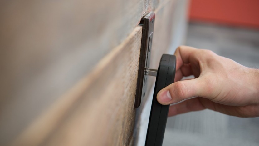 tzumi endurance ac 12000 - the integrated wall plug on the tzumi is quite handy.