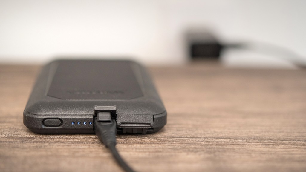 otterbox power pack 10000 - all four lights indicating a fully charged otterbox.