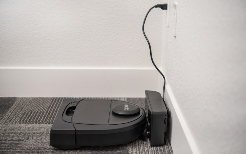 neato botvac d4 connected - the d4 easily finds its way back to its charging base without issue.