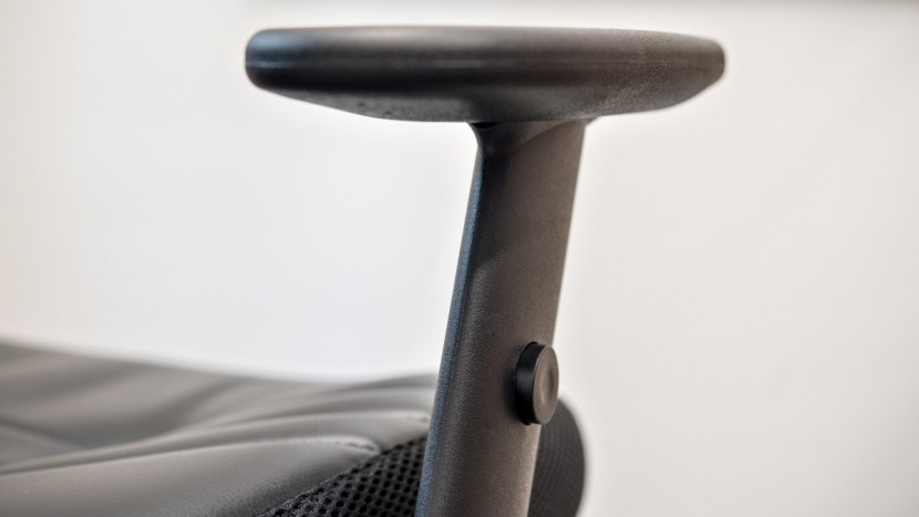 space seating 5700e air grid back professional manager&#039;s chair - the armrests only had minimal adjustability.