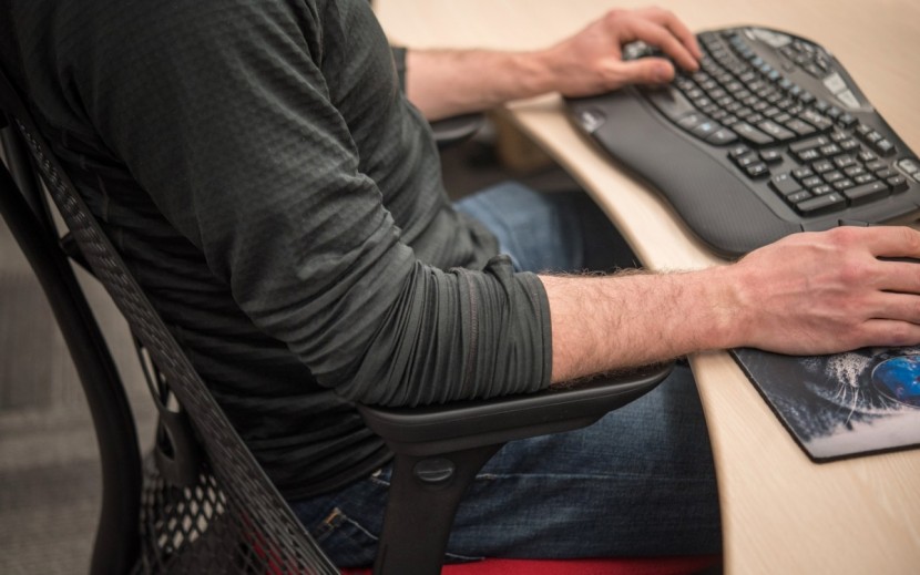 it's fairly easy to sit according to proper ergonomic guidelines...