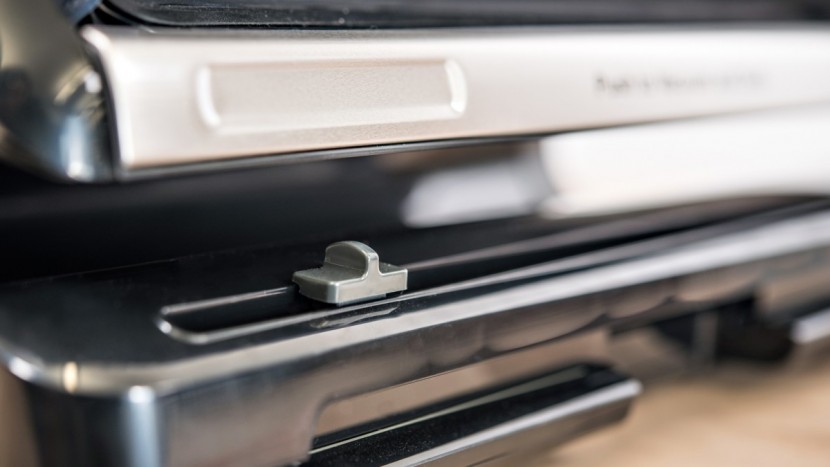 vacuum sealer - a built-in cutter makes it easy to get a clean cut every time.