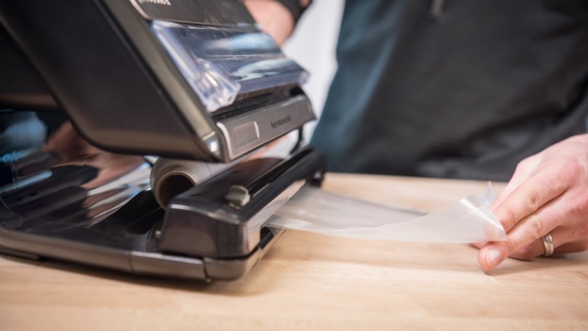 vacuum sealer - integrated bag storage and a cutter make the fm5200 much more...