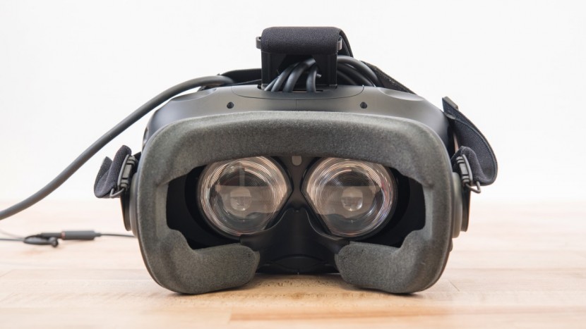 htc vive - keep your lenses clean, it can affect you in the virtual world.