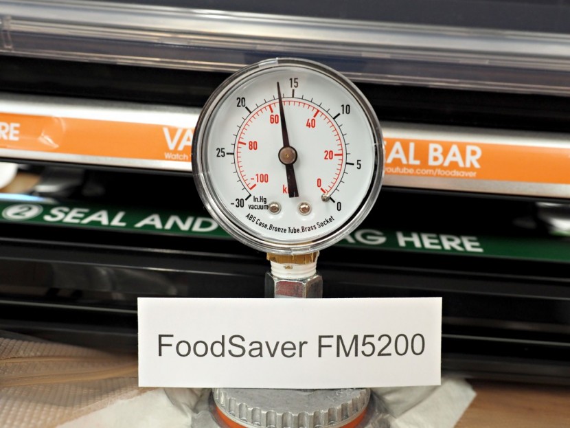 vacuum sealer - the vacuum gauge measuring the suction power of the fm5200.