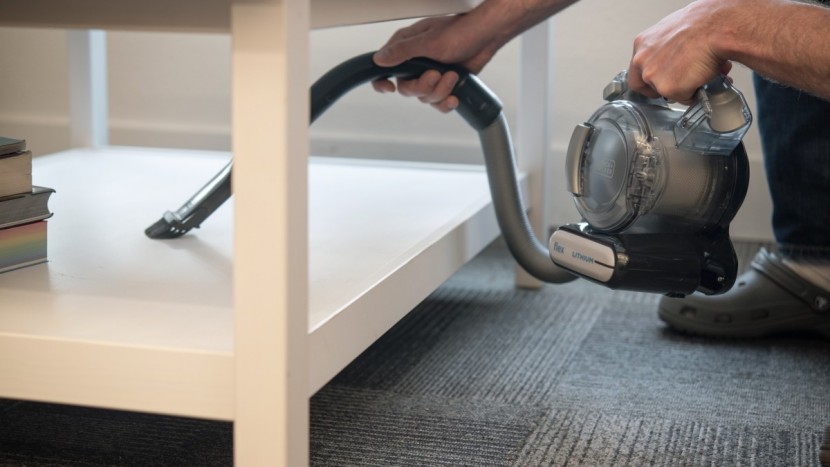 black+decker flex vac bdh2020fl - you need two hands to operate this vacuum, but its design allows a...