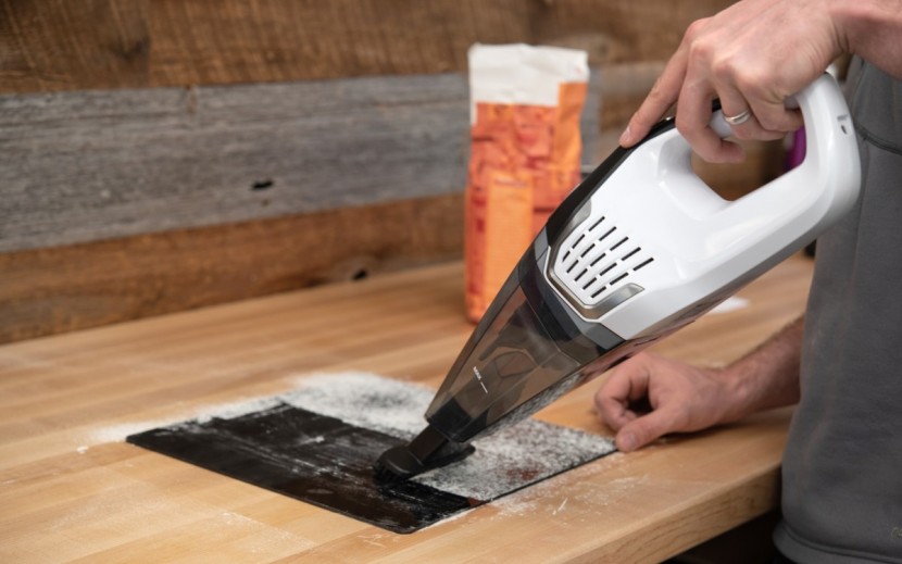 homasy handheld vacuum cleaner kb-9005 - the stiff bristles don't spread out to make a clean sweep.