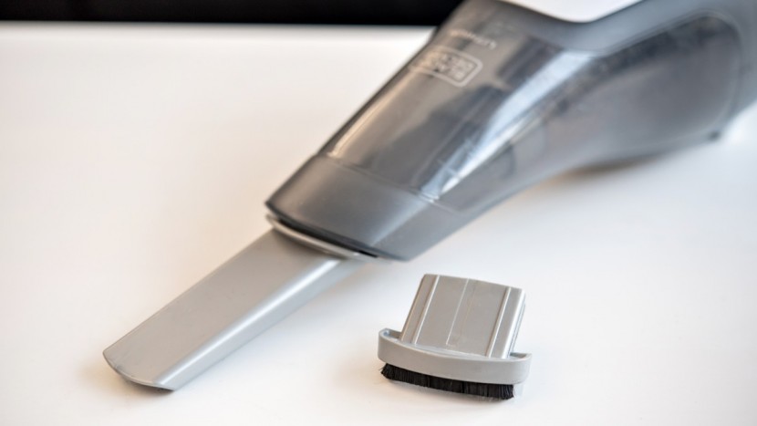 black+decker hhvi315jo42 - the &#039;jo42 only has two cleaning attachments.
