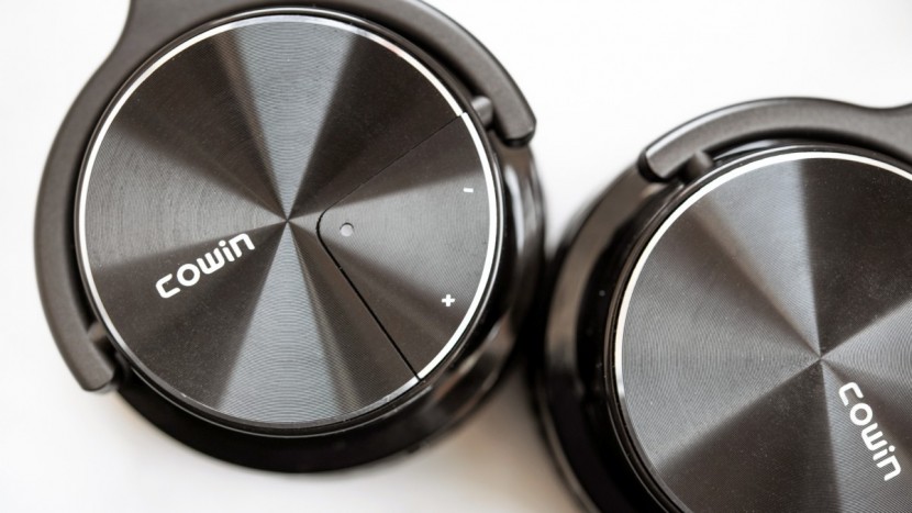 cowin e7 pro - the e7 pro's volume buttons.