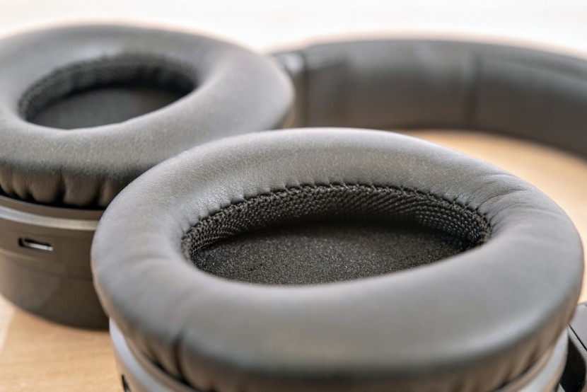 cowin e7 pro - shallow, round earcups make for a relatively uncomfortable fit...