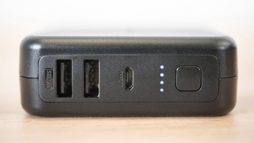 ravpower ace 6700 (rp-pb125) - the ravpower ace 6700 (rp-pb125) has a handy battery indicator.