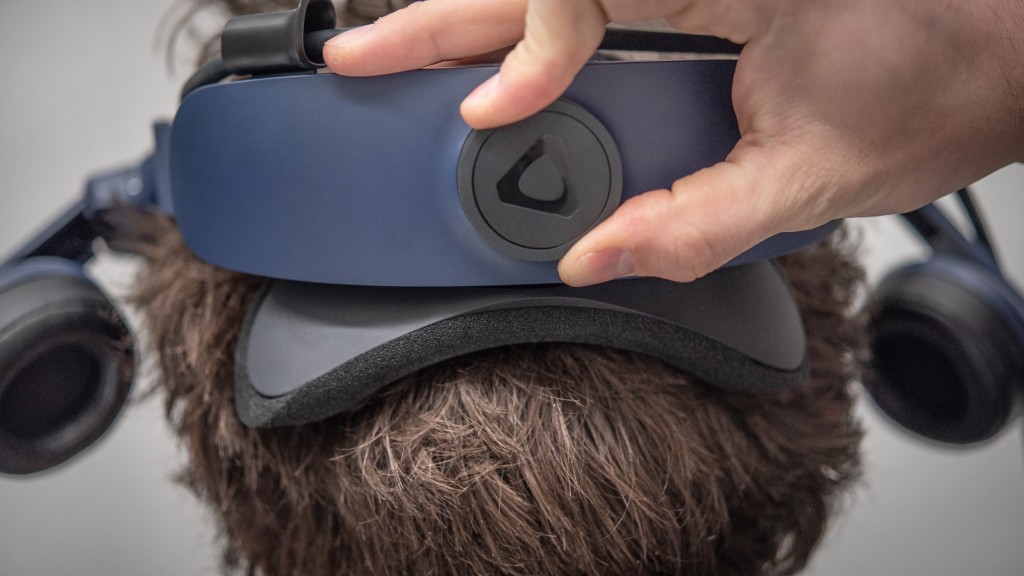 htc vive pro - the knob on the back makes fitting the vive pro on really easy.