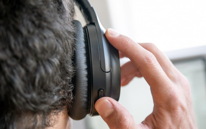 taotronics tt-bh060 - all of the tt-bh060&#039;s controls are on the right earcup.