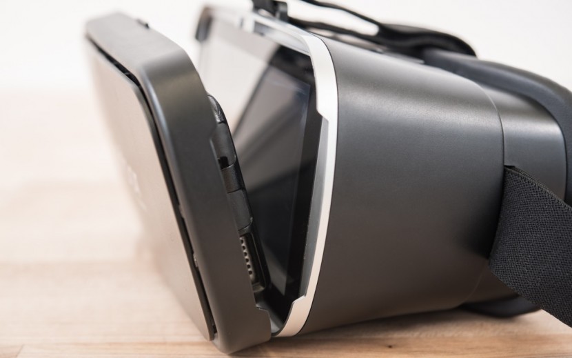 canbor vr - the cover is held closed by a magnet.