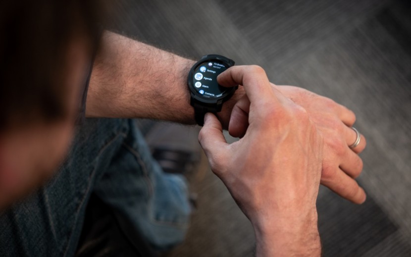 ticwatch e2 - the e2 doesn't have a crown to scroll through menus.