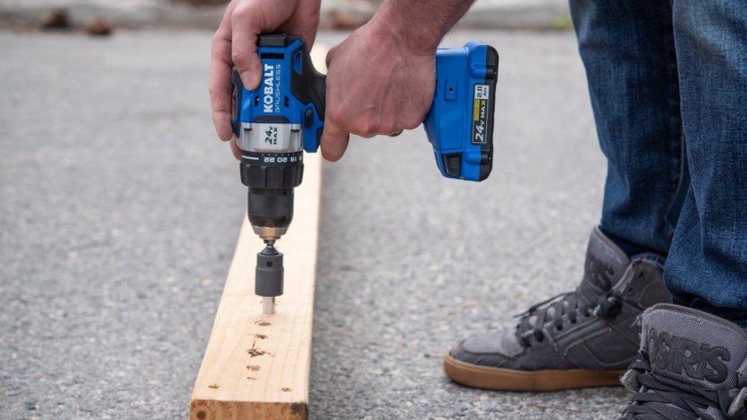 kobalt 24-volt max 1/2-in brushless drill kdd 1424a-03 - the lag screw barely slowed down this drill.