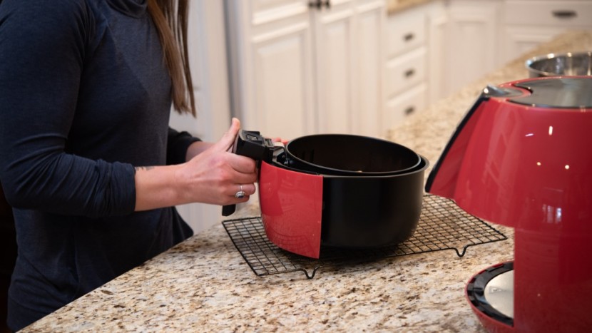 gowise usa 3.7 quart programmable - the fry basket is both large and doesn't slide in and out very...