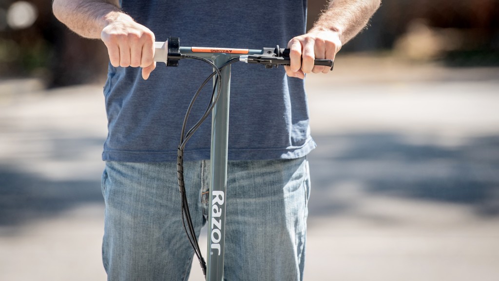 razor e300 - the razor&#039;s single disk brake is operated by a hand lever.