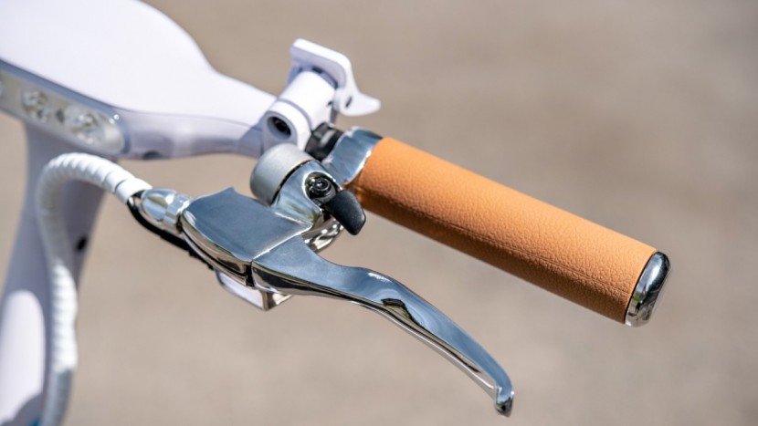 tomoloo l1 - the tomoloo's electronic front, disk rear brake system actuated by a...