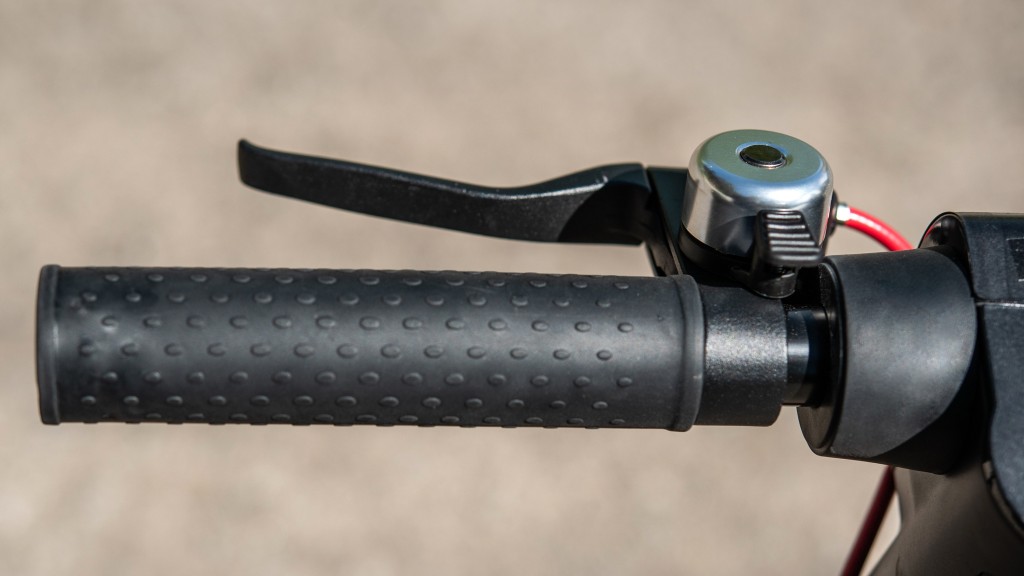 gotrax gxl commuter - the gotrax&#039;s rear disk and front electronic brake are activated with...