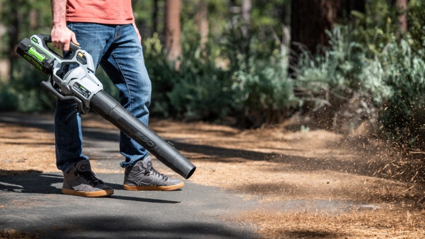 ego power+ 580 cfm - the battery location on this model helps keep your clothes from...