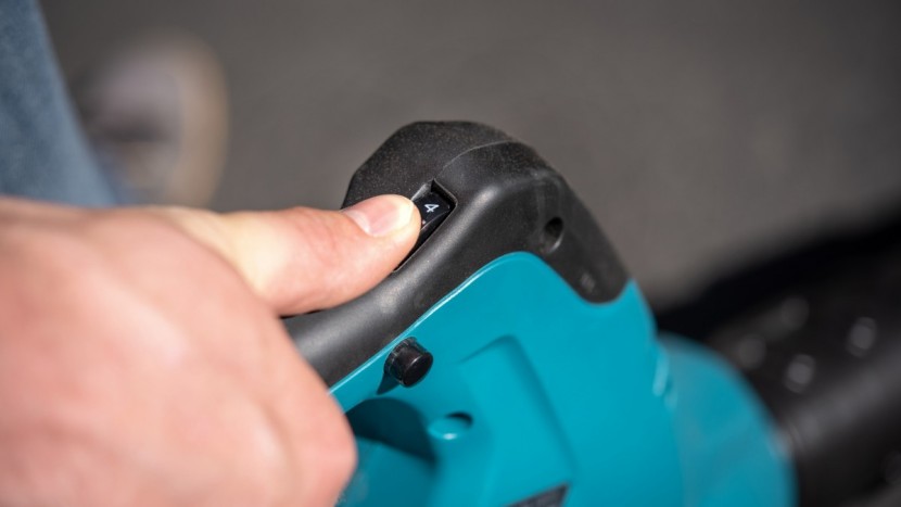 makita 36v lxt brushless blower kit xbu02pt - the variable speed dial on the xbu02pt1.