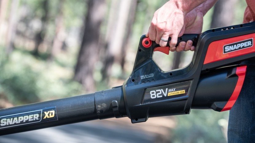 snapper 82-volt max leaf blower 1687879 - the snapper uses a cruise control lever that holds down the trigger...