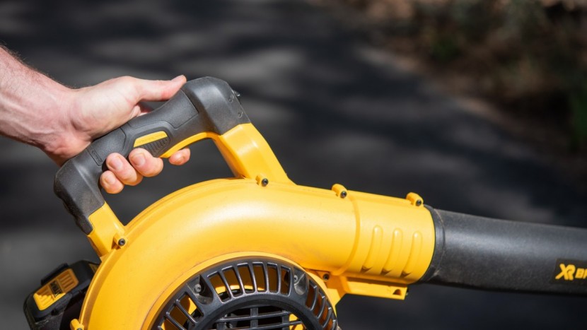 dewalt dcbl790m1 - the dcbl790m1 had a nice, comfortable handle to hold onto.