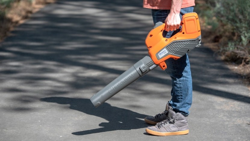 husqvarna 320ib 40v leaf blower - when holding this blower in at a natural stance, it points toward...
