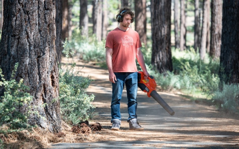 husqvarna 320ib 40v leaf blower - we wish we didn't have to press the turbo button on the 320ib every...