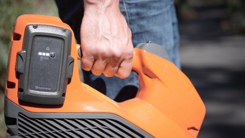 up-close view of the grip on the 320ib.