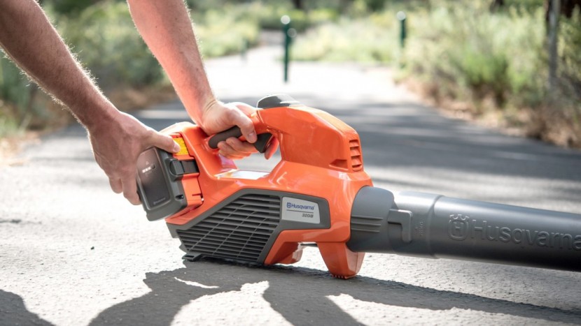 husqvarna 320ib 40v leaf blower - the battery compartment on the 320ib is located on the side instead...