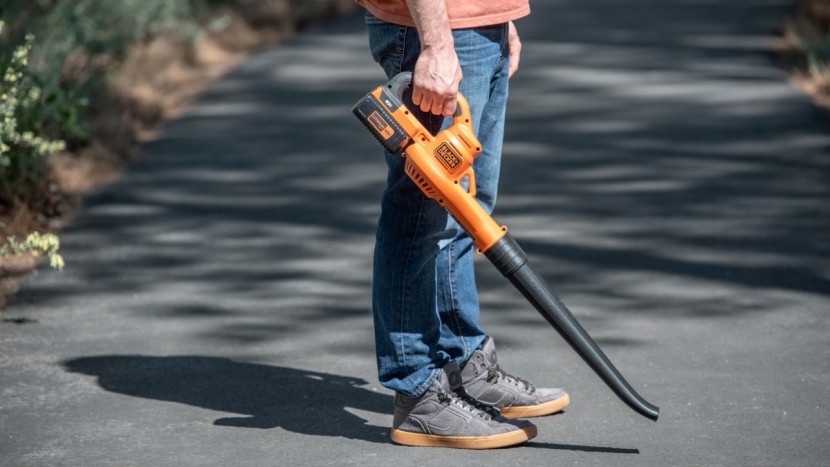 black+decker 40v max sweeper lsw40c - the lsw40c is really light, weighing half the weight of most other...