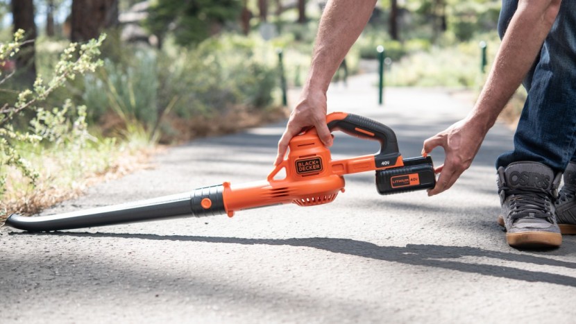 black+decker 40v max sweeper lsw40c - it is almost effortless to remove the battery on the lsw40c.