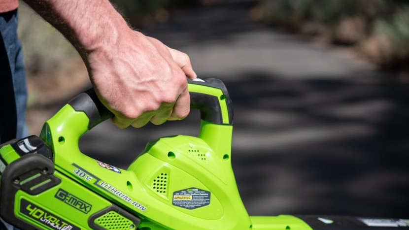 greenworks g-max 40v - the variable speed control is accessible by thumb.
