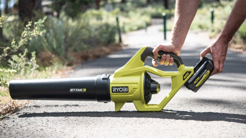 ryobi 40v ry40460 - having the battery in the back helps prevent clothing from getting...